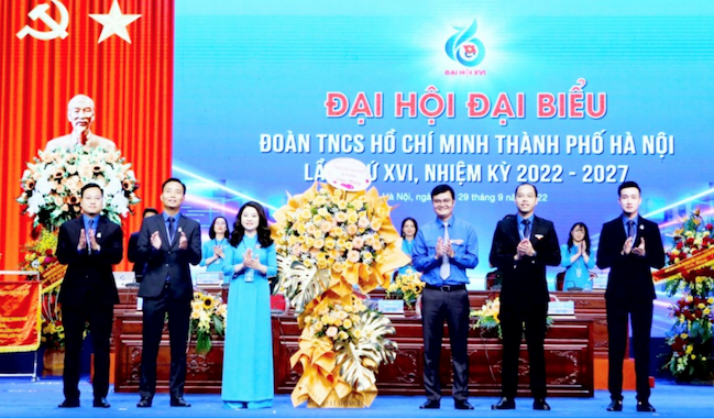 Luận điểm “thanh niên không thể đứng ngoài chính trị, chính hiện thực cuộc sống đã, đang và sẽ cuốn hút tuổi trẻ vào đời sống chính trị”